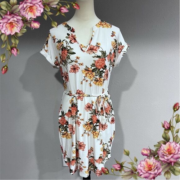 Bobbie Brooks Dresses & Skirts - Floral short sleeve v-neck dress with belt